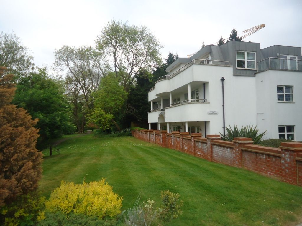 2 bed flat to rent in Charlton House, Broughton Avenue, Finchley N3