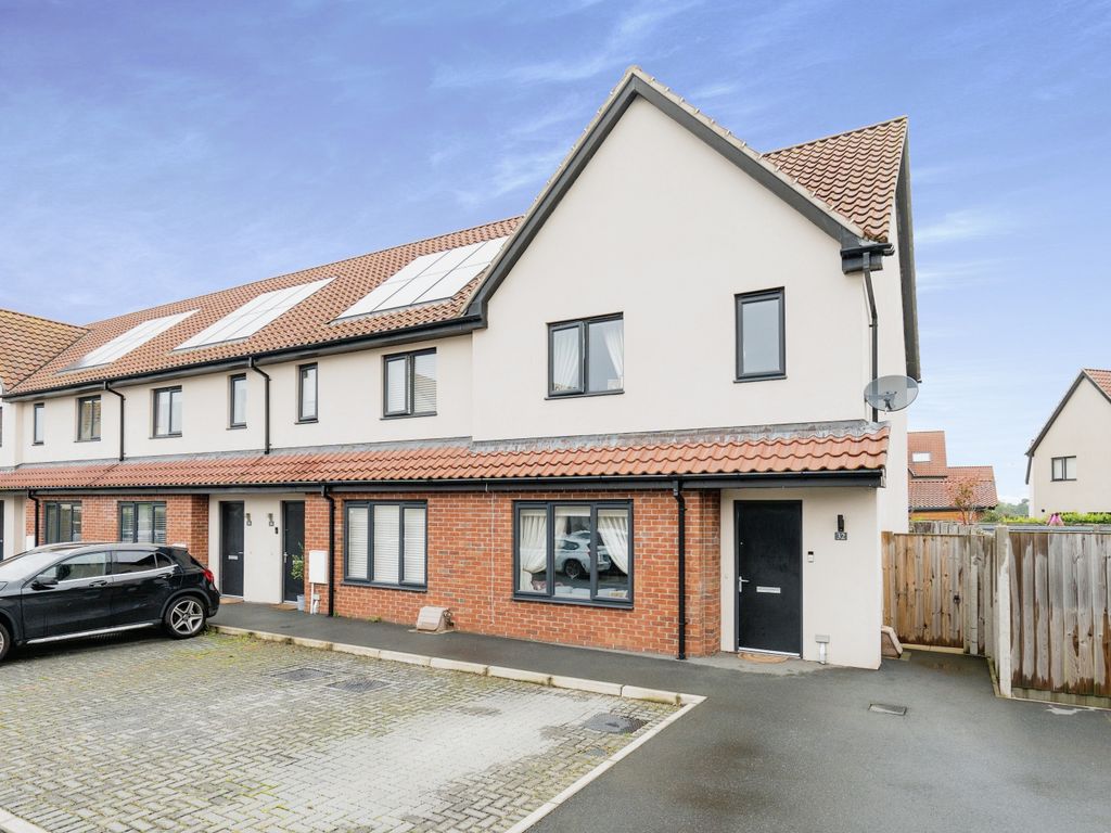 3 bed end terrace house for sale in Sam Smith Way, Rackheath, Norwich