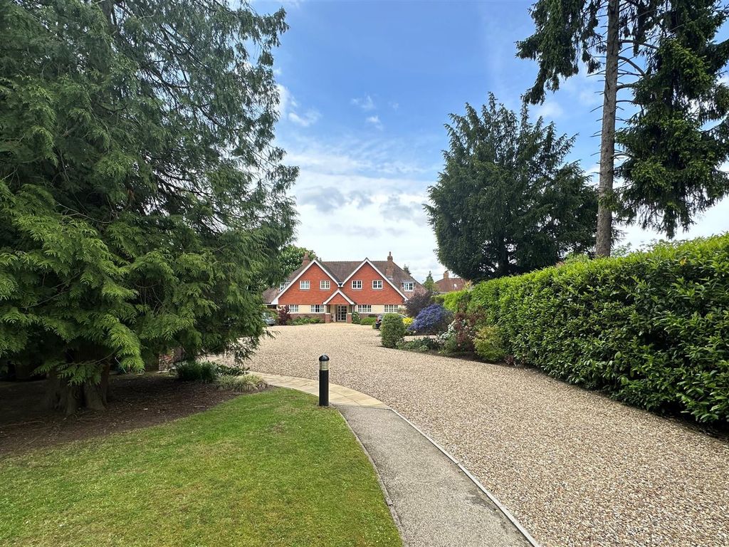 2 bed flat for sale in Vicarage Hill, Farnham GU9 Zoopla