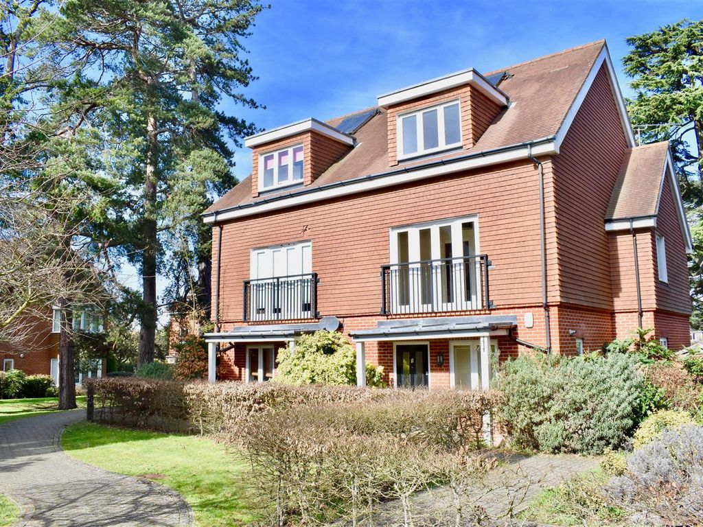 4 bed semidetached house for sale in Elliston Way, Ashtead KT21 Zoopla