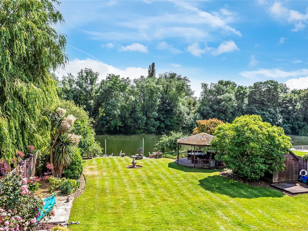 4 bed detached house for sale in Staines Upon Thames, Surrey TW18, £