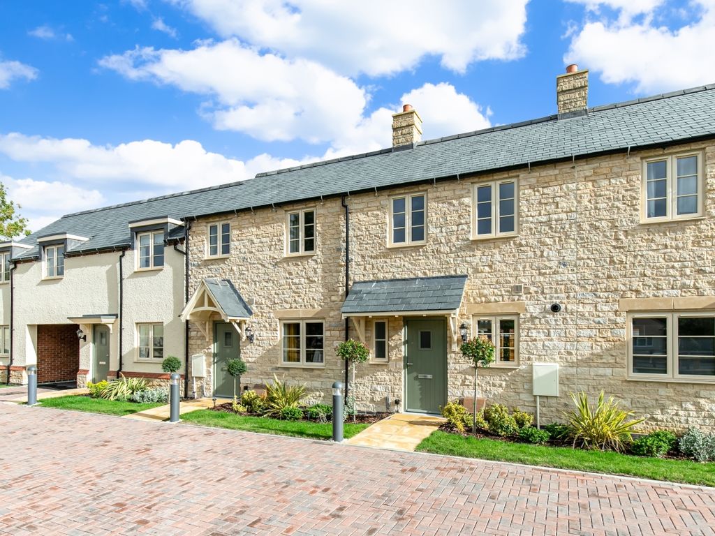 2 bed terraced house to rent in The Timbers, Launton, Bicester OX26, £