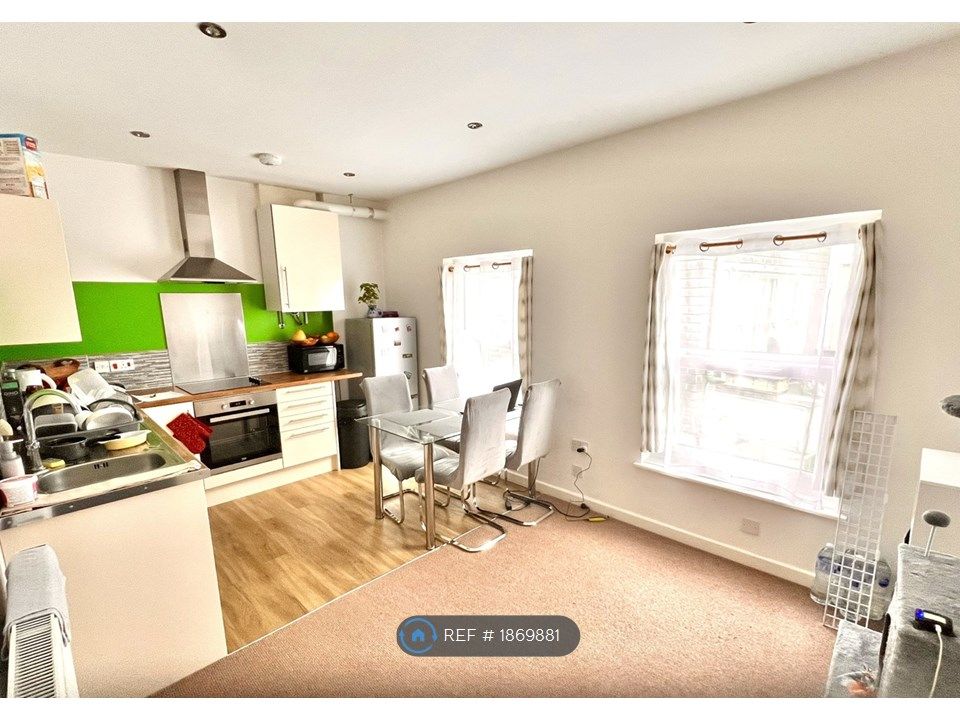 2 bed flat to rent in Fore Street, St. Austell PL25, £775 pcm Zoopla