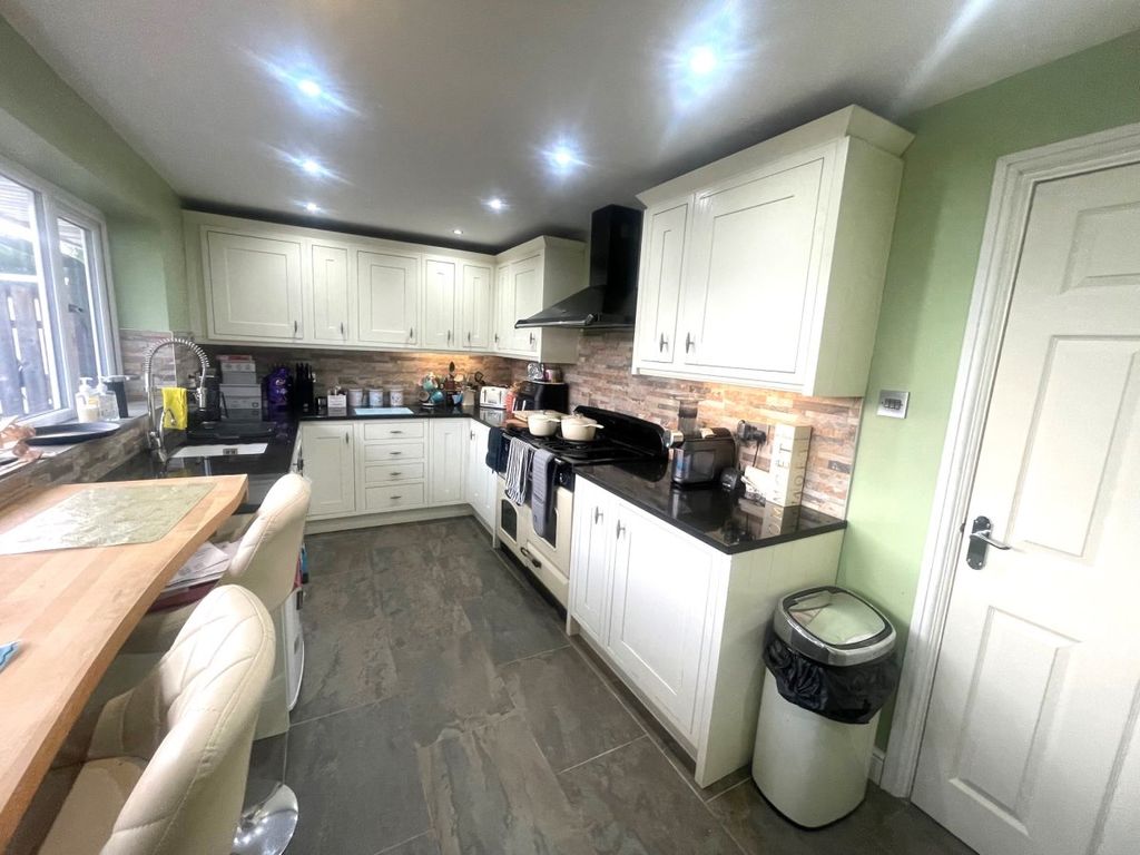 4 bed semidetached house for sale in Glenwood Crescent, Chapeltown