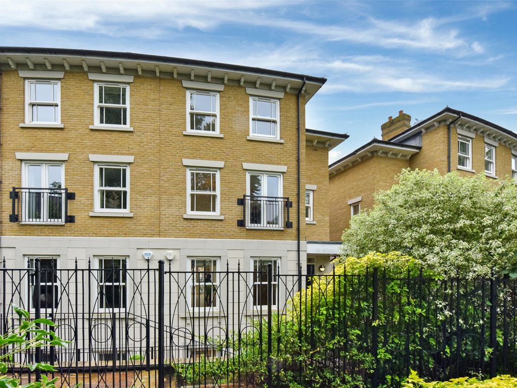 4 bed semidetached house to rent in Claremont Road, Windsor, Berkshire