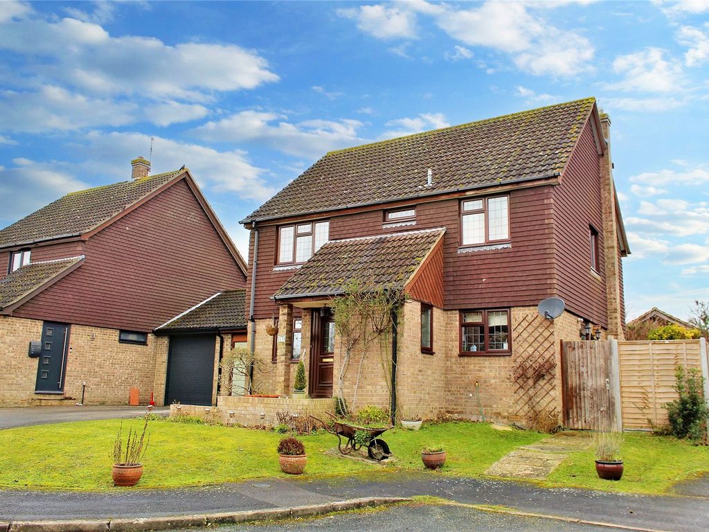 4 bed linkdetached house for sale in Middle Mead, Hook, Hampshire RG27