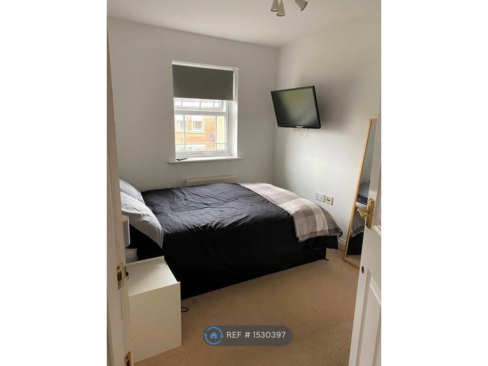 Room to rent in Drifters Drive, Deepcut, Camberley GU16 Zoopla