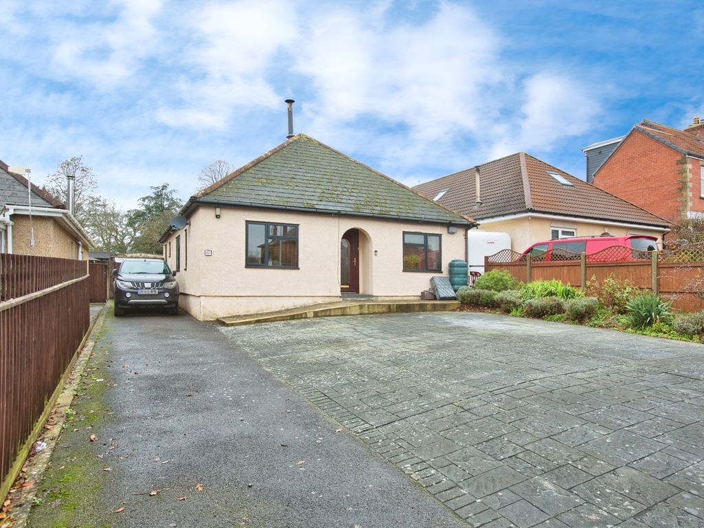 3 bed detached house for sale in Mudford Road, Yeovil, Somerset BA21, £