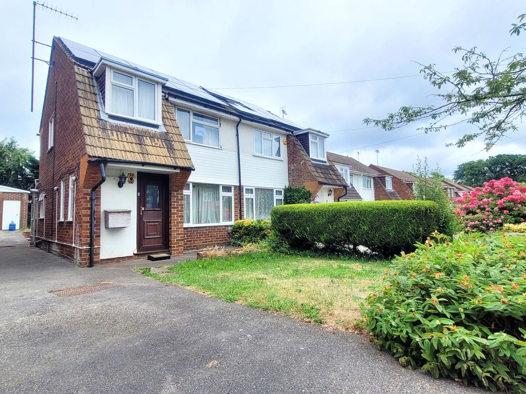 3 bed semidetached house for sale in Northwood Avenue, Knaphill
