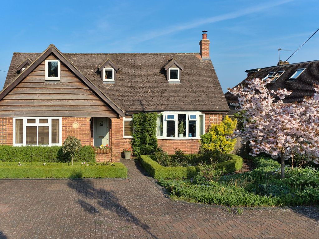 4 bed detached house for sale in Compton Way, Winchester SO22, £950,000