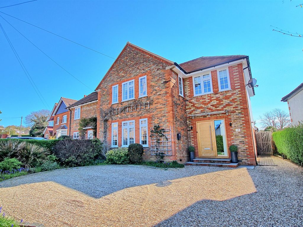 4 bed semidetached house for sale in Woodside Road, Digswell, Welwyn