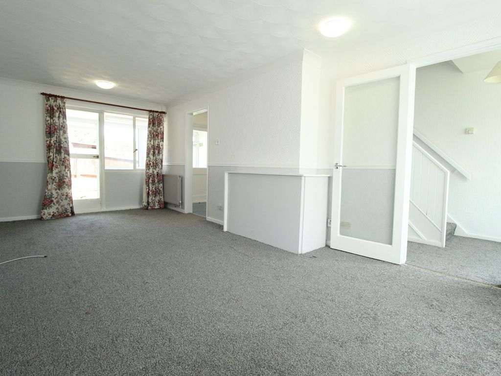 2 bed terraced house to rent in The Knares, Basildon, Essex SS16, £