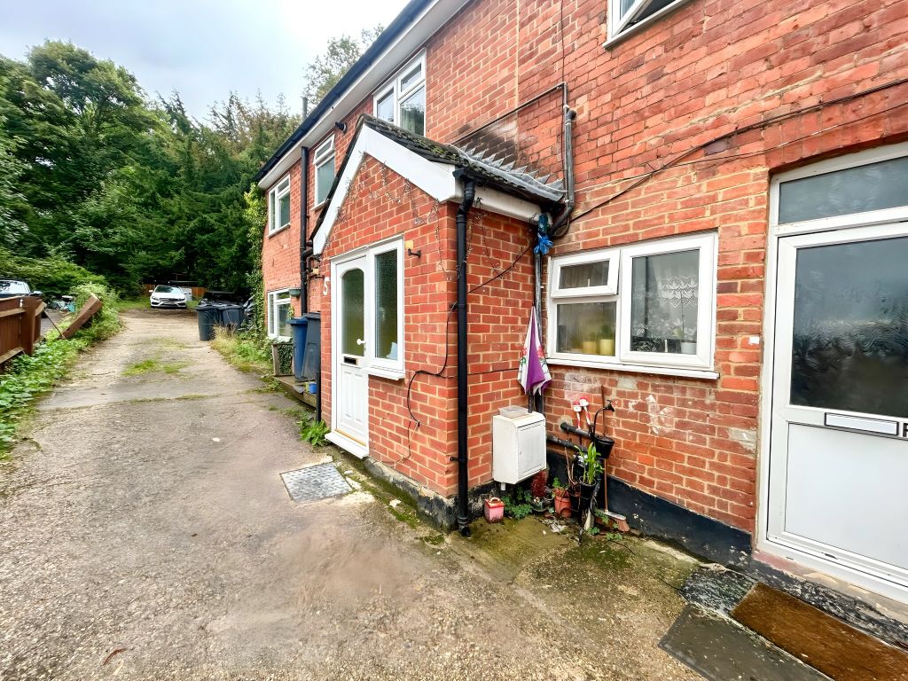 2 bed flat to rent in West Road, High HP12, £1,350 pcm