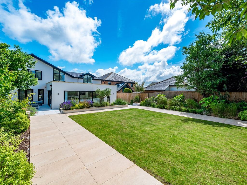 4 bed detached house for sale in Hardhorn Road, PoultonLeFylde FY6, £