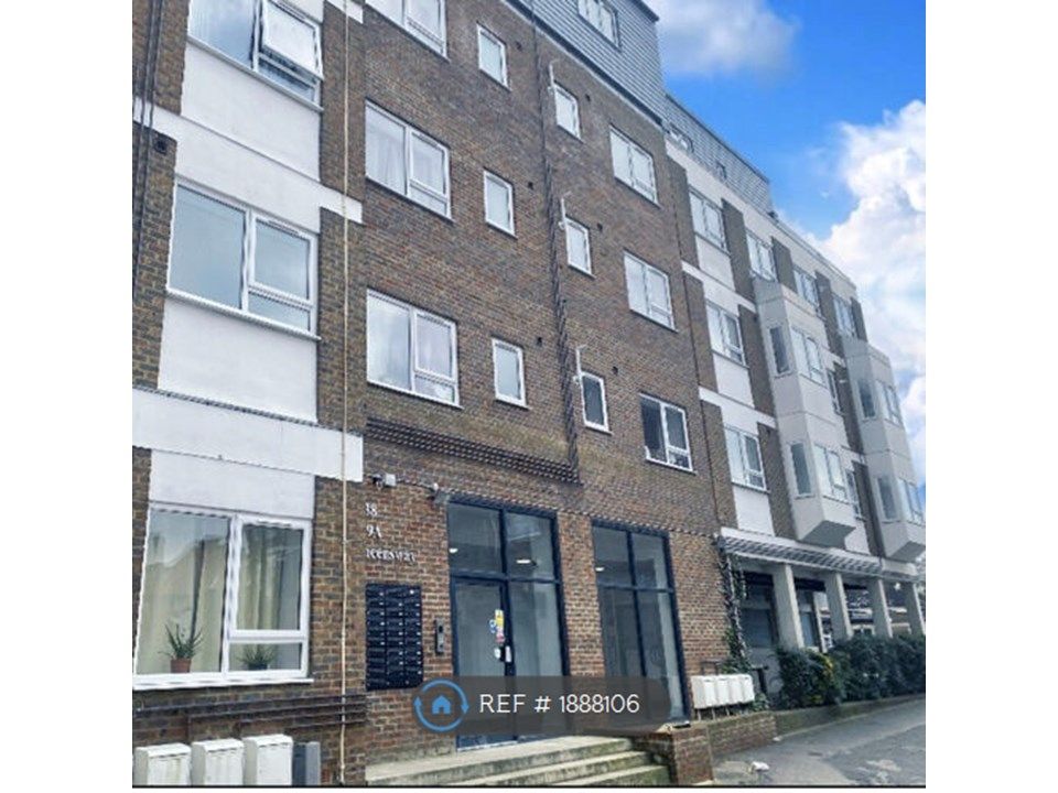 2 bed flat to rent in Queensway, Bletchley, Milton Keynes MK2, £975 pcm