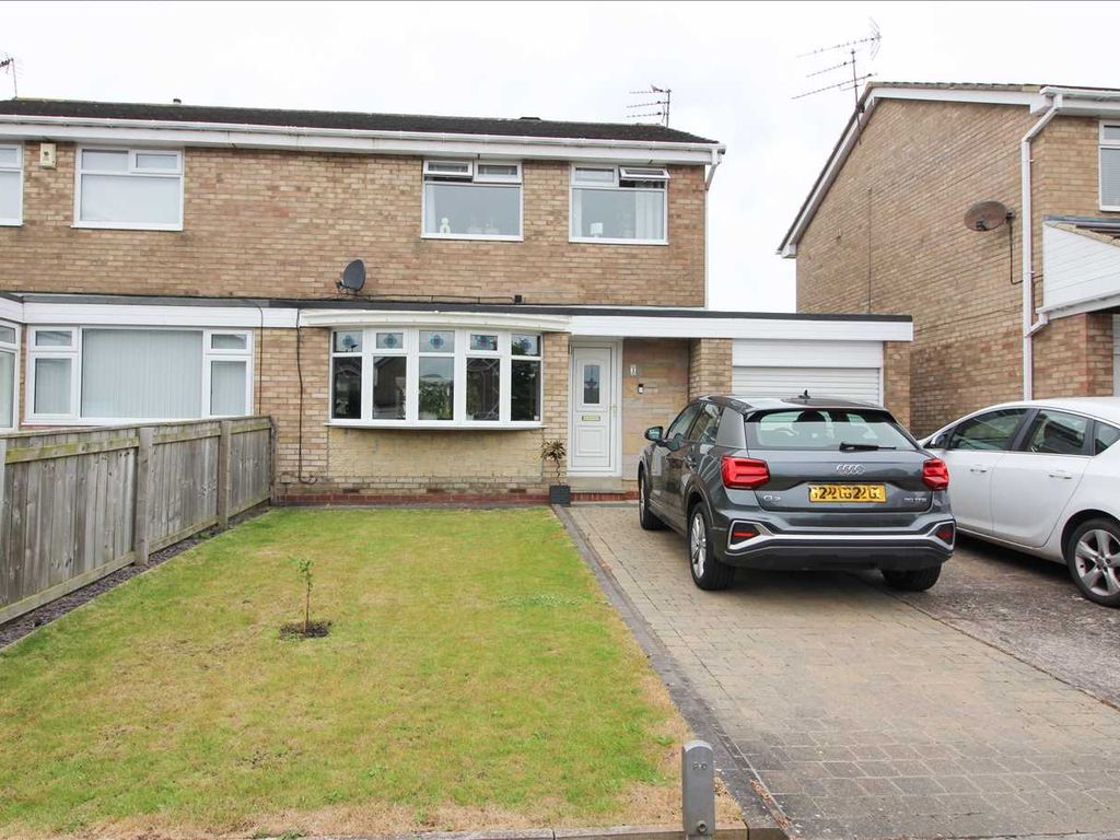 3 bed semidetached house for sale in Oulton Close, Eastfield Green