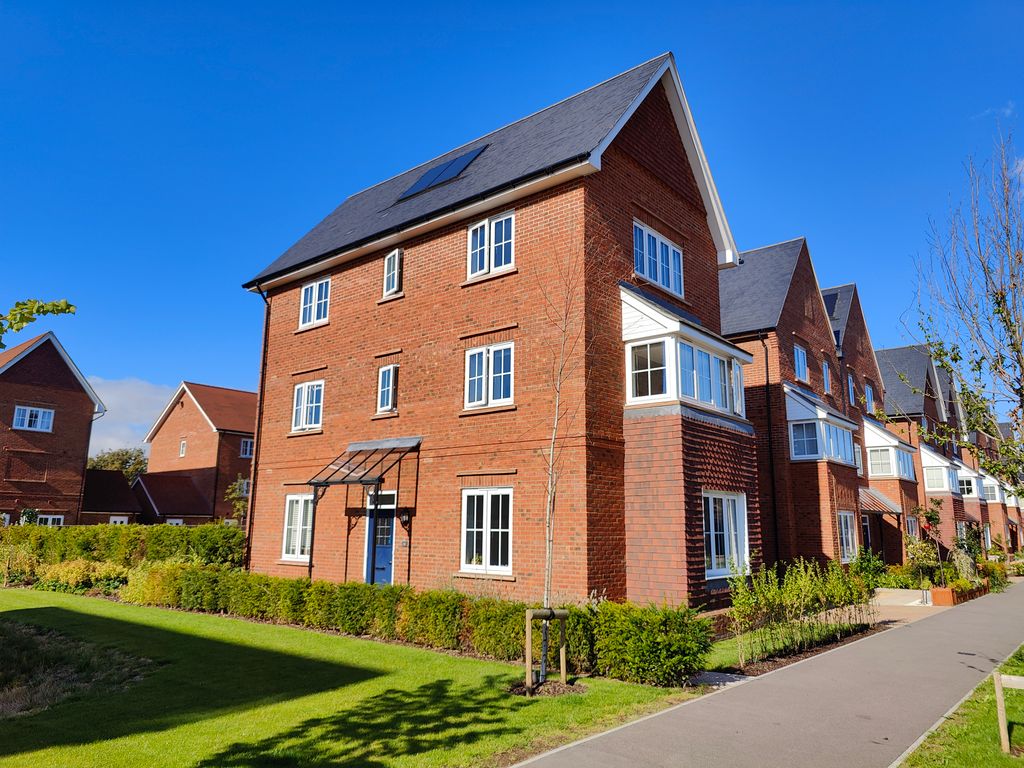 4 bed property to rent in Beddington Avenue, Didcot OX11, £2,500 pcm