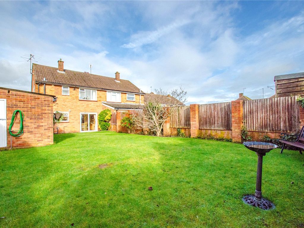3 bed semidetached house for sale in Bowyers Close, Hitchin