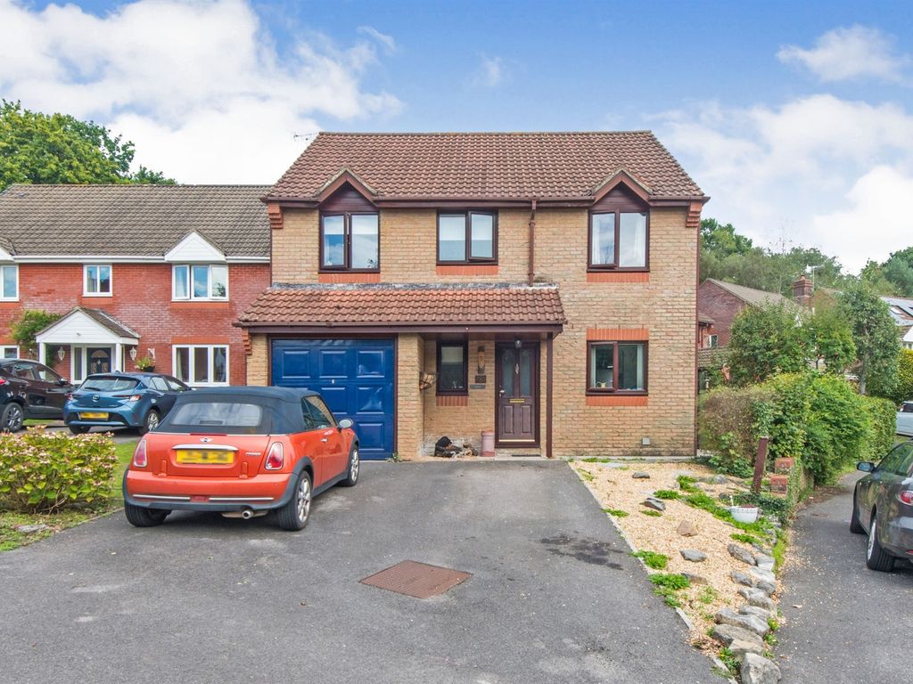 4 bed detached house for sale in Broadbent Close, Rownhams, Southampton