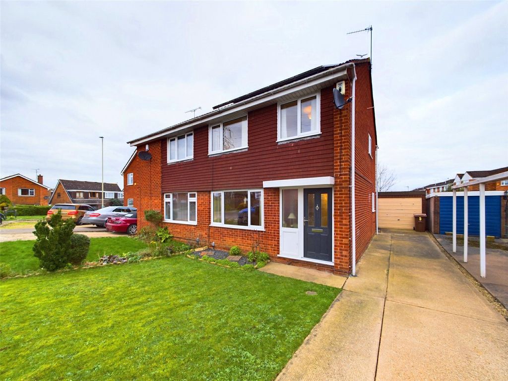 3 bed semidetached house for sale in Thomond Close, Cheltenham