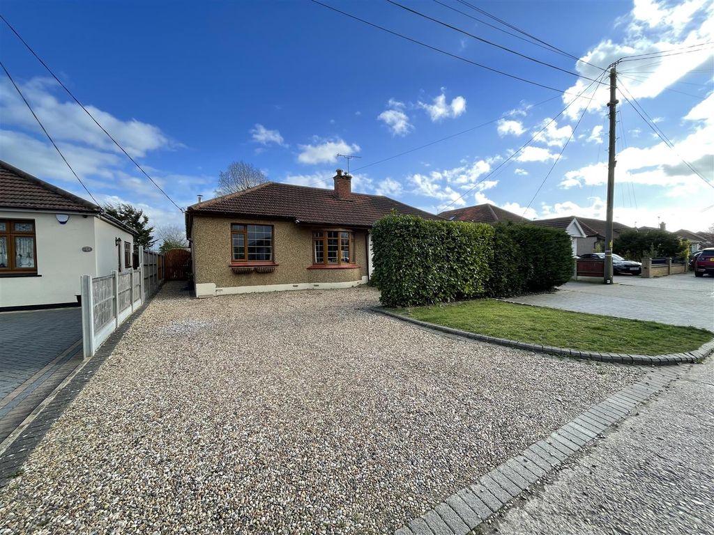 3 bed semidetached bungalow for sale in Central Avenue, Corringham