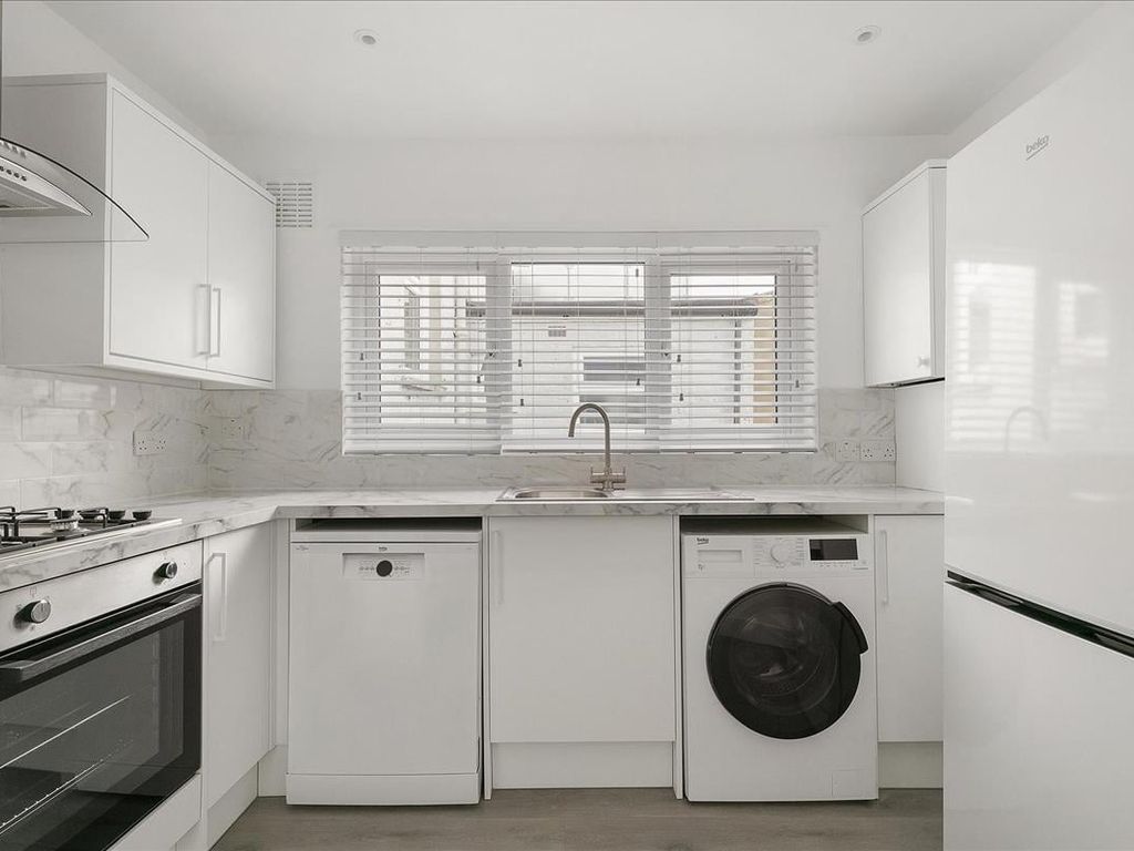 4 bed flat to rent in Dawes Road, Fulham SW6, £3,750 pcm Zoopla