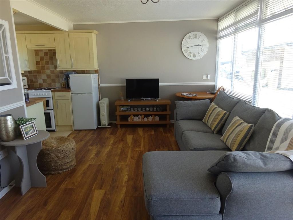 2 bed property for sale in The Parade, Greatstone, New Romney TN28 Zoopla