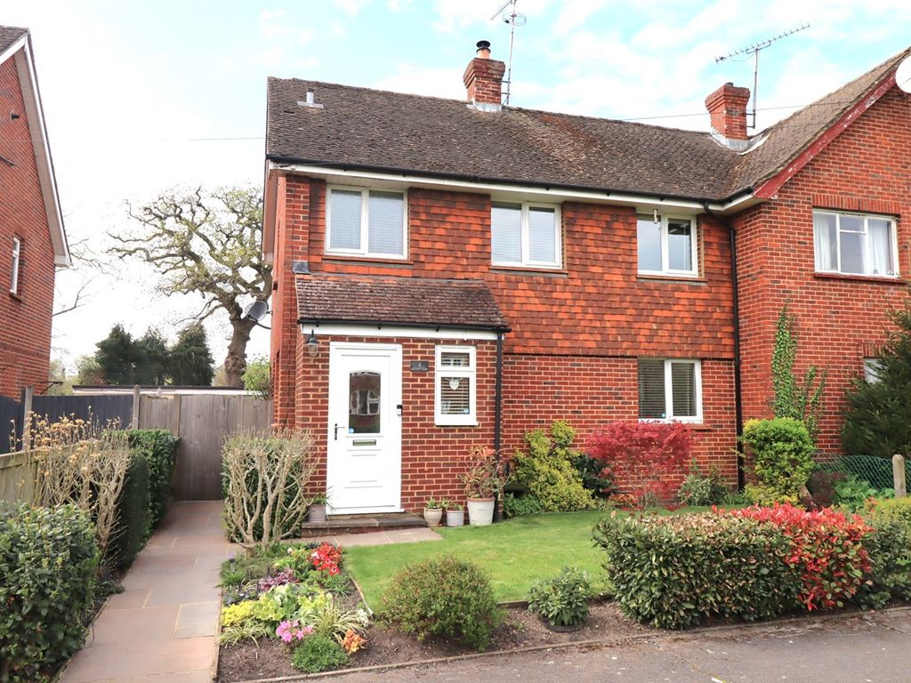 3 bed semidetached house for sale in Meadow Close, Ash Vale, Aldershot