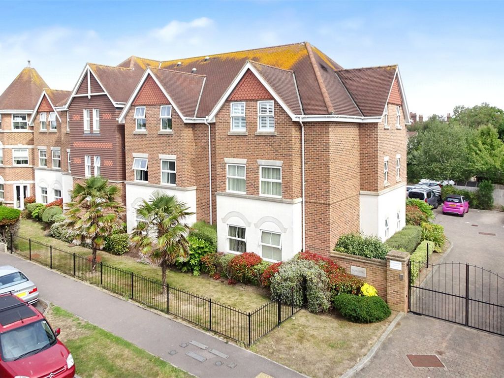 2 bed flat for sale in Manor Road, East Preston, West Sussex BN16, £