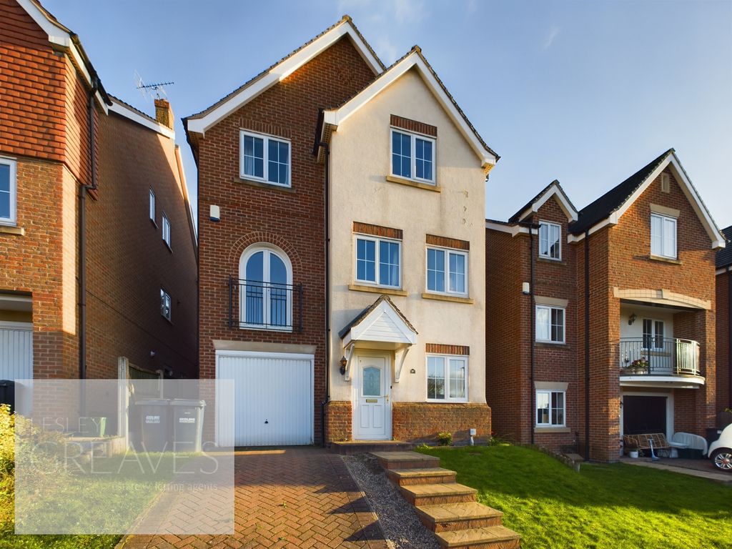 4 bed detached house for sale in Blackthorn Close, Gedling, Nottingham