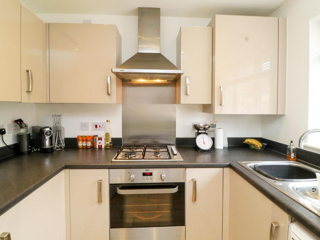 3 bed semidetached house for sale in Claremont Crescent, Rayleigh SS6