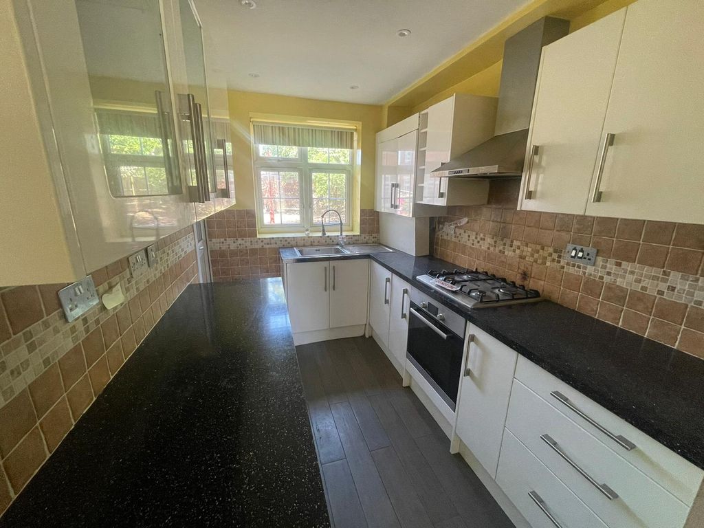 3 bed flat for sale in Fountain Road, London SW17 Zoopla