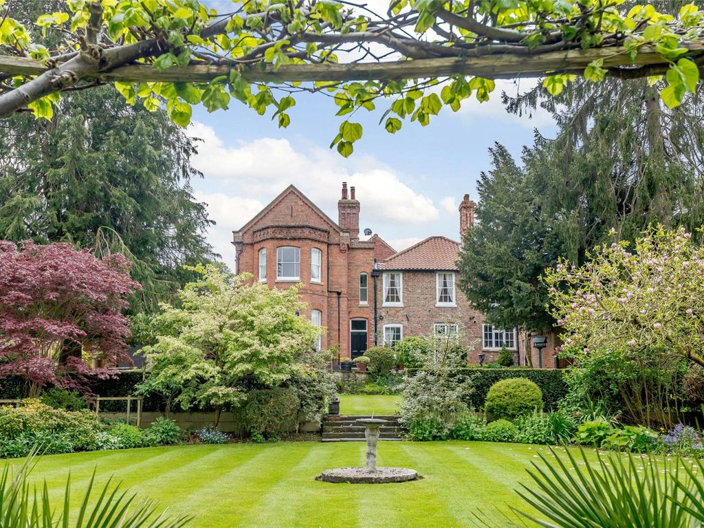 5 bed detached house for sale in Westgate, Louth, Lincolnshire LN11, £