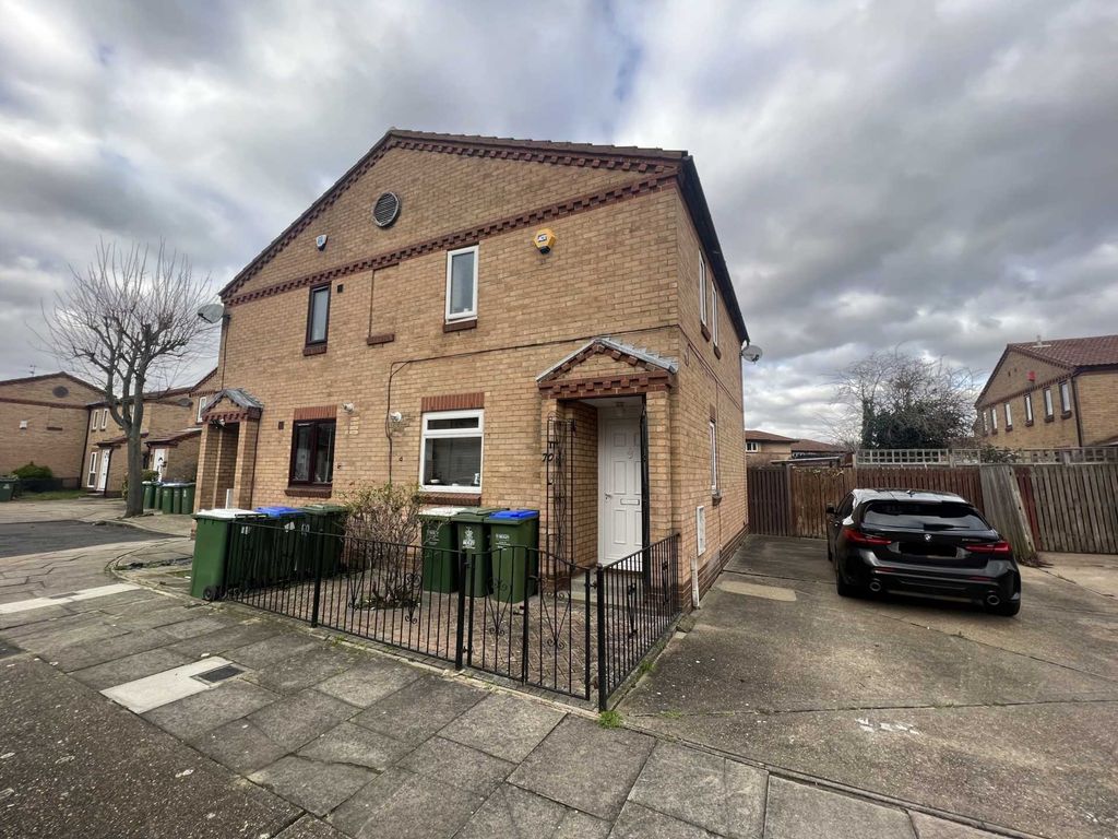 3 bed property for sale in Courtland Grove, Thamesmead, London SE28 Zoopla