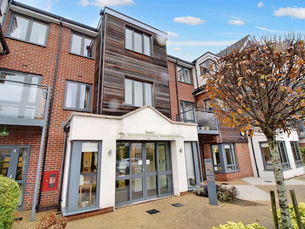 2 bed flat to rent in Darkes Lane, Potters Bar EN6, £1,750 pcm Zoopla