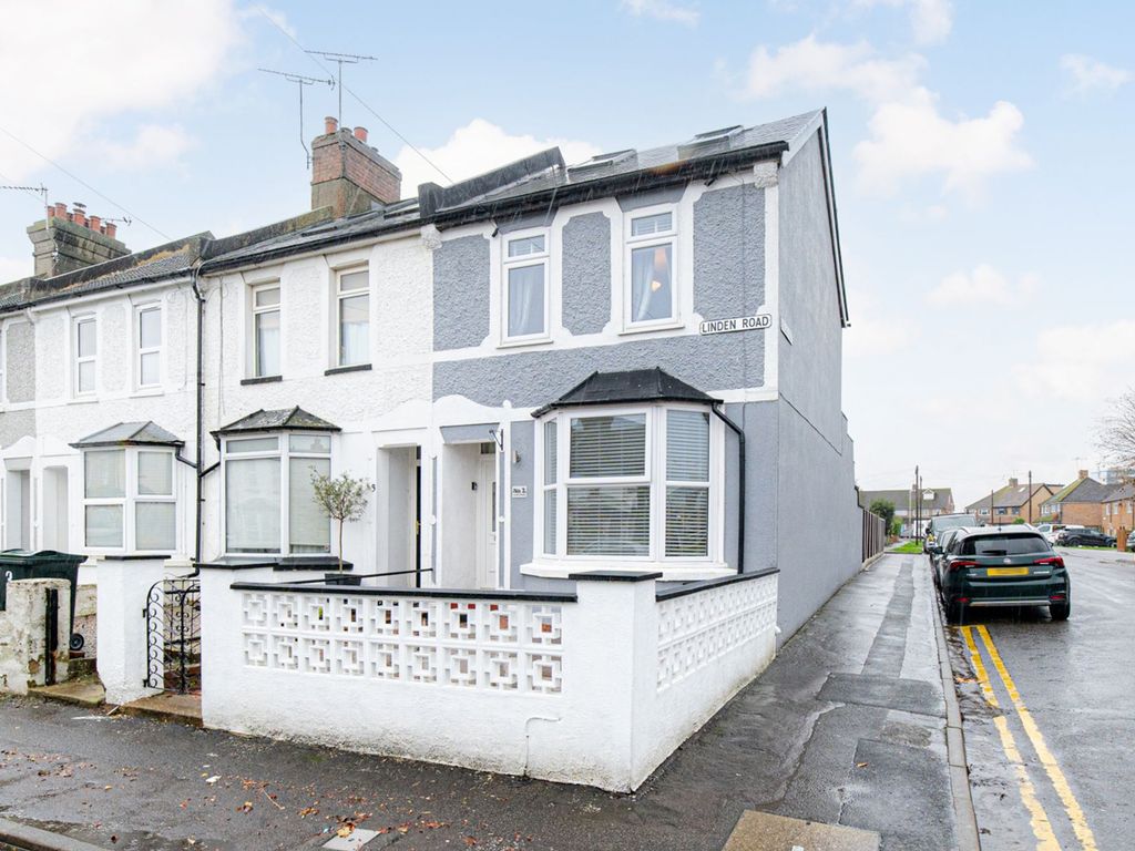 4 bed end terrace house for sale in Linden Road, Ashford TN24, £375,000