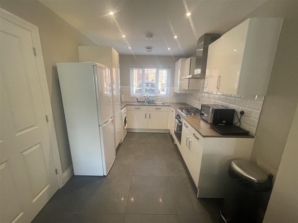 3 bed semidetached house to rent in John Brooks Avenue, Smethwick B66