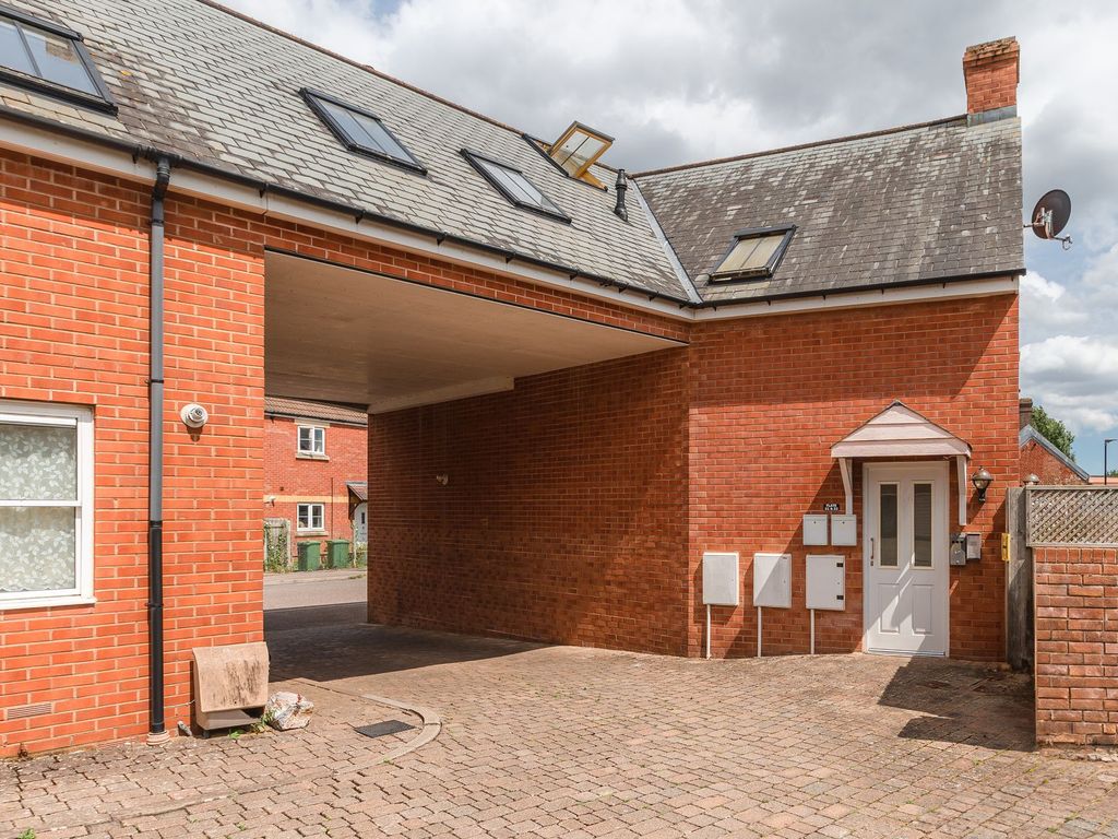 2 bed flat to rent in Station Approach, Glendower Court Station
