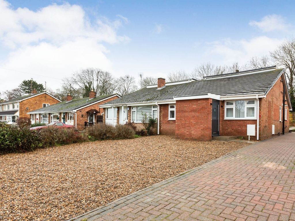 3 bed semidetached bungalow for sale in Walnut Close, Newport Pagnell