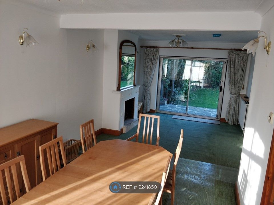 2 bed bungalow to rent in Green Lane, Edgware, Middlesex HA8, £2,000