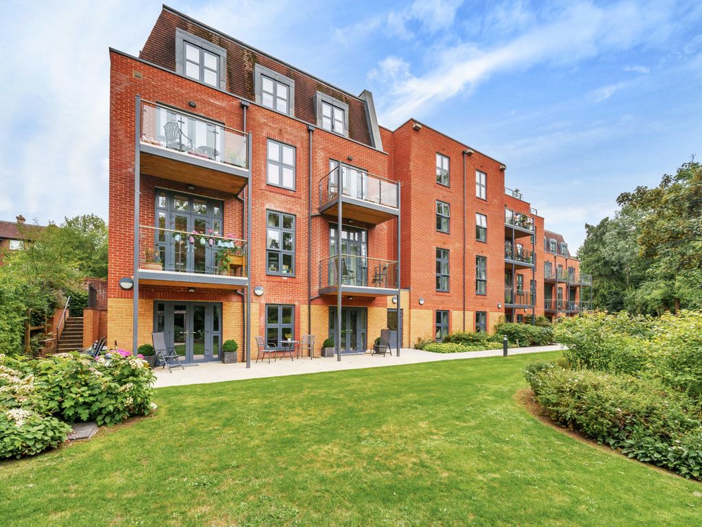 2 bed flat for sale in Caesars Place, Ockford Road, Godalming GU7, £