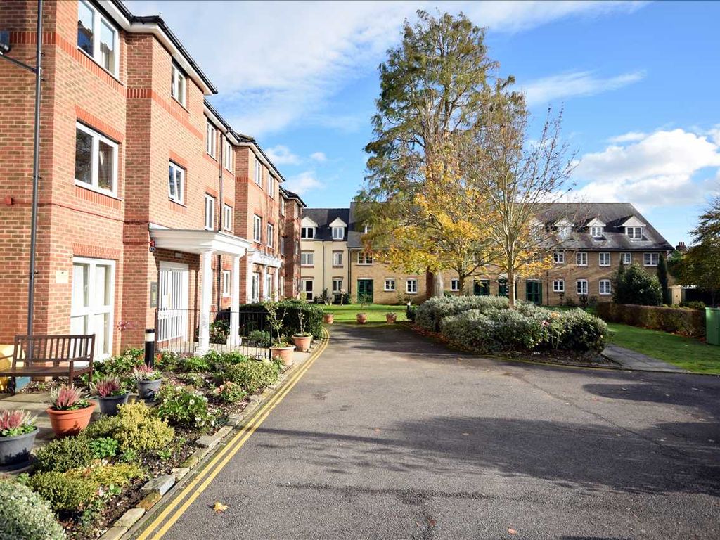 2 bed property for sale in Spalding Court, Cedar Avenue, Chelmsford CM1