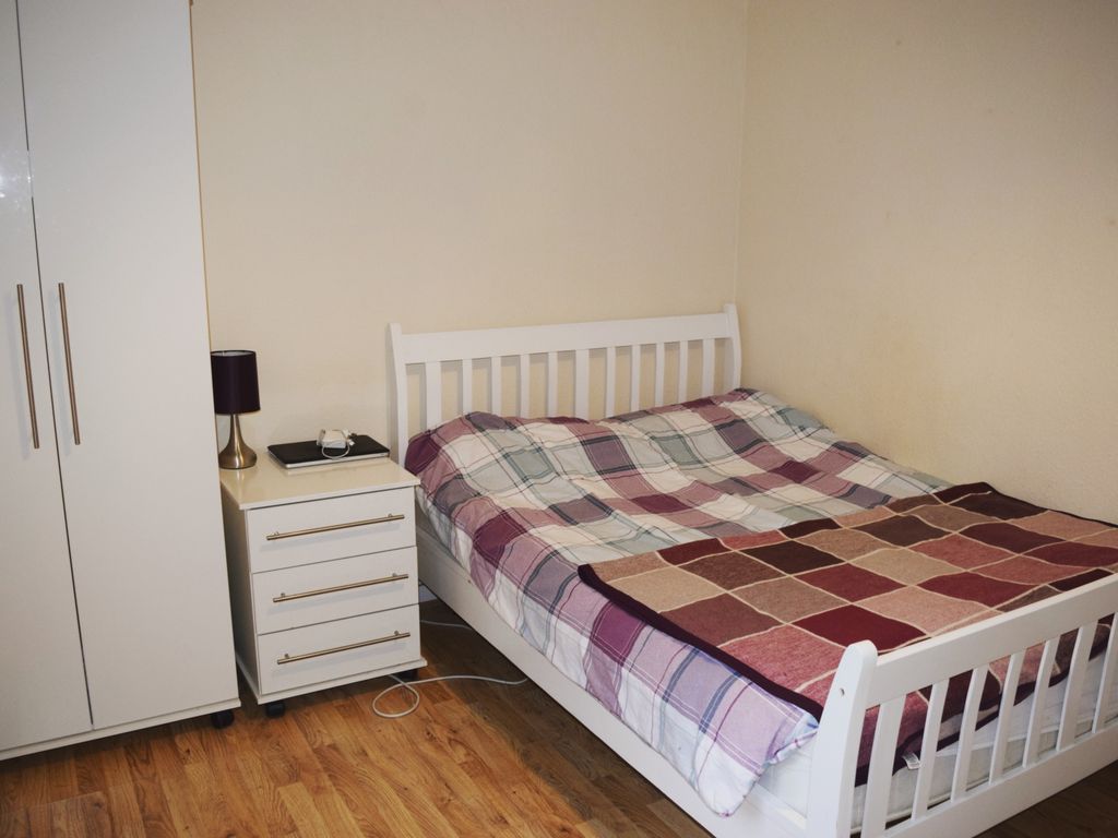 Room to rent in Hollybush House, Room 3, Hollybush Gardens, Bethnal