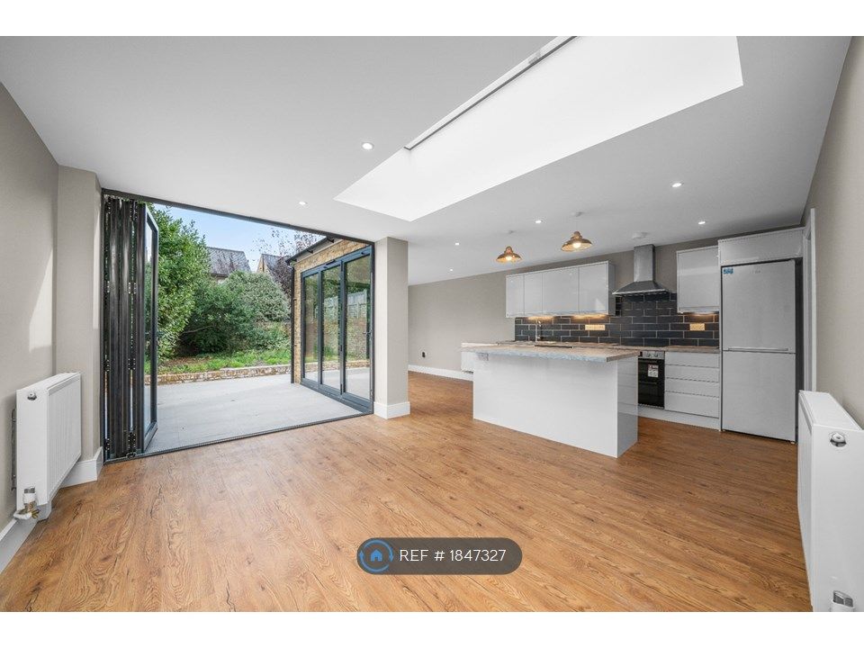 3 bed flat to rent in Heathfield North, Twickenham TW2, £2,890 pcm Zoopla