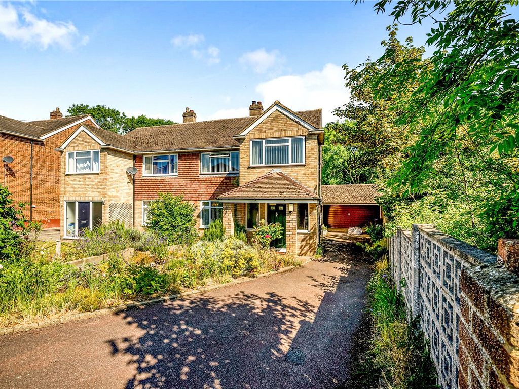 3 bed semidetached house for sale in Woodhurst Drive, Denham