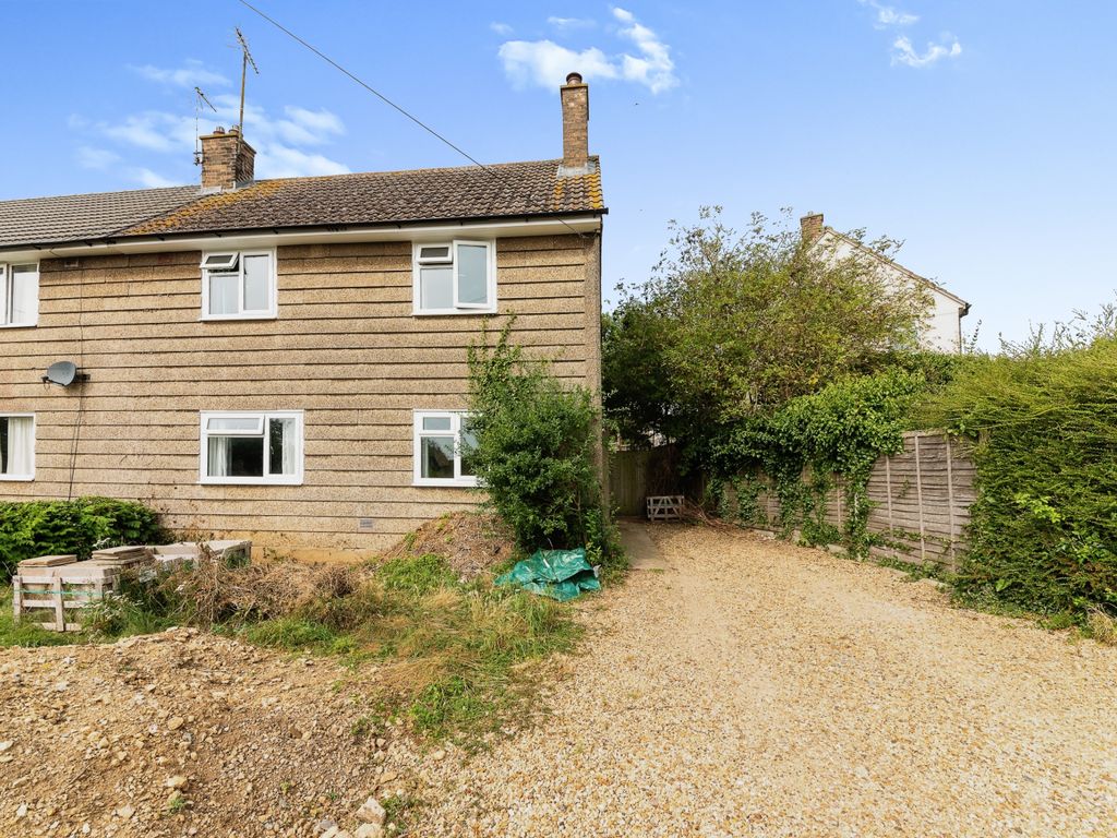 3 bed semidetached house for sale in Bayleys Close, Oakham LE15, £