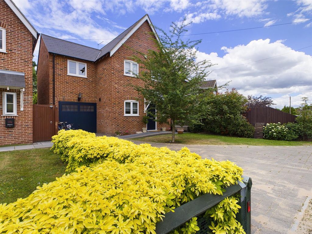3 bed detached house for sale in Thorncroft, Hornchurch RM11 Zoopla