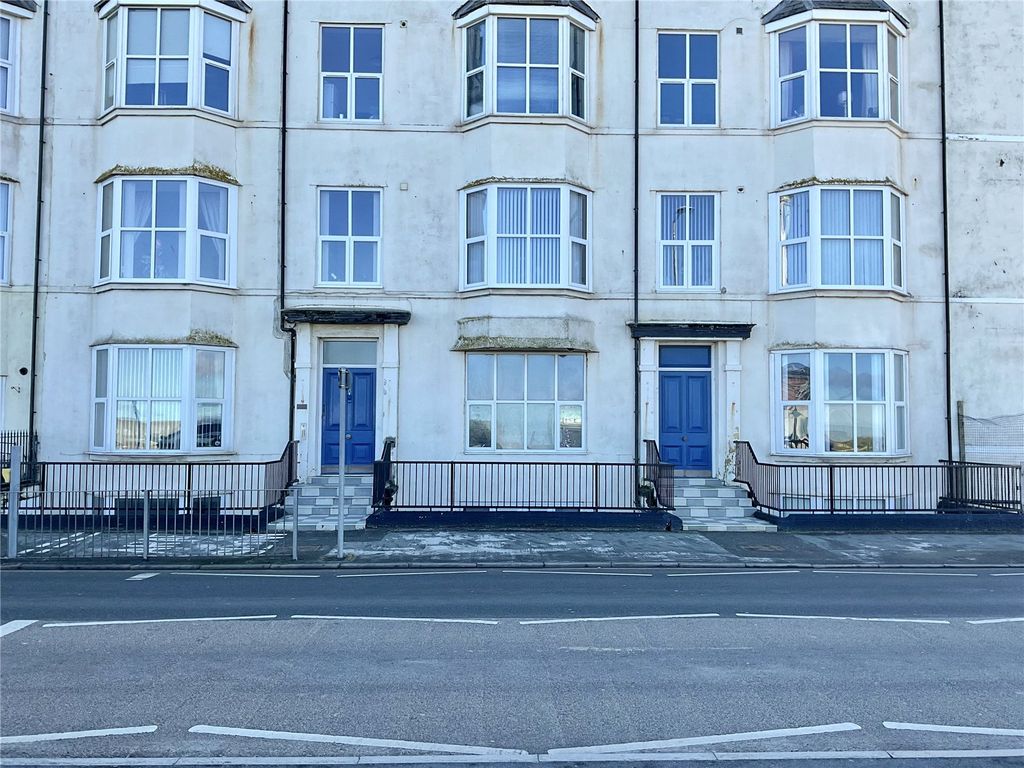 3 bed flat for sale in West Parade, Y Rhyl, West Parade, Y Rhyl LL18, £