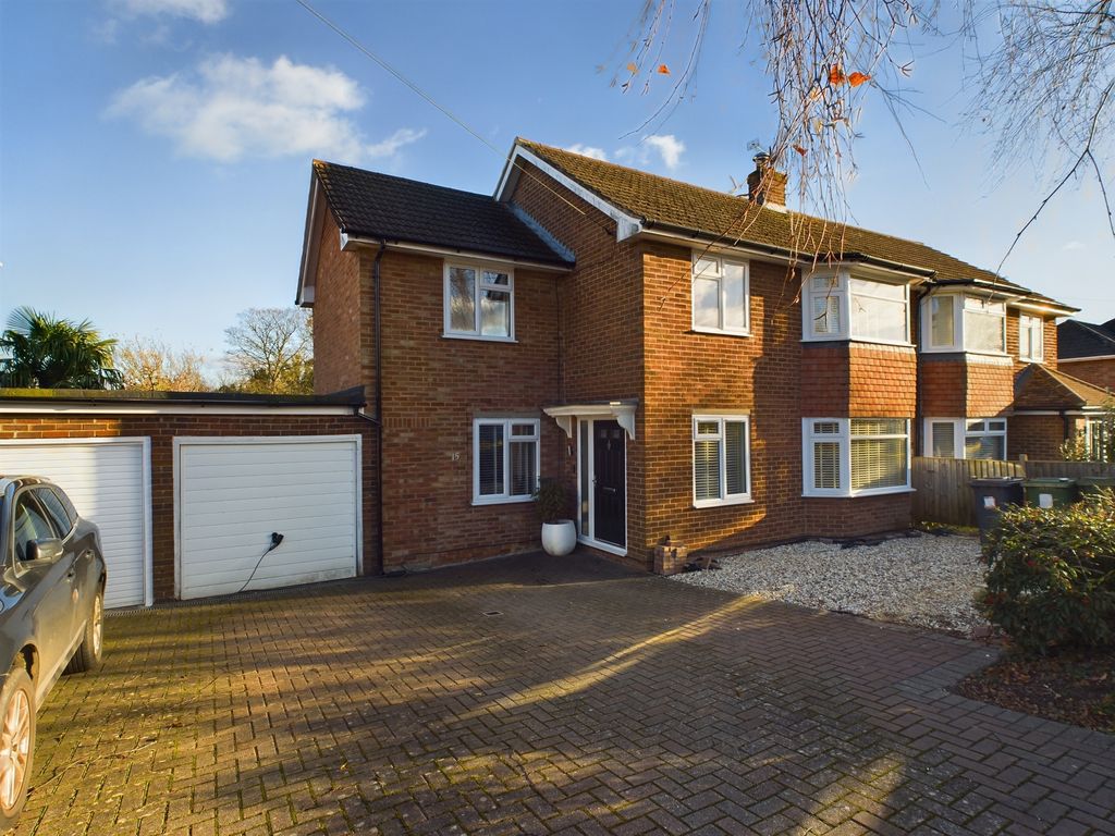 5 bed semidetached house for sale in Loggon Road, Cranbourne