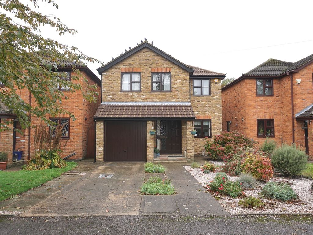 4 bed detached house for sale in Leatherhead Road, Chessington, Surrey